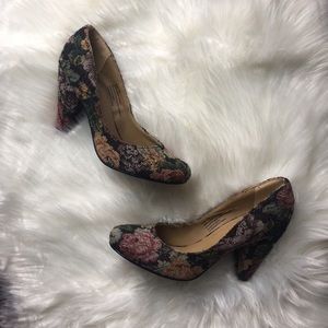 Tapestry vintage looking floral print pumps